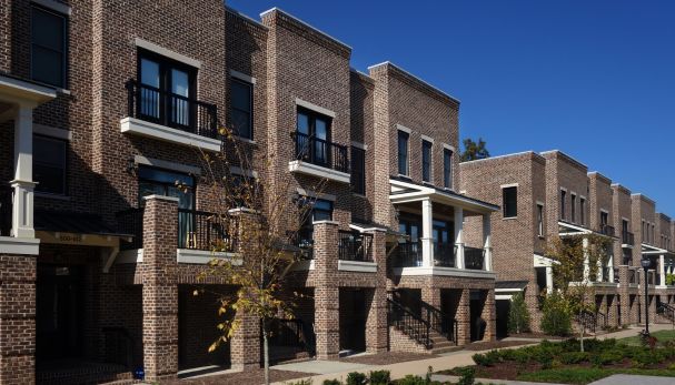 Moderne bakstenen rijtjeshuizen in een woonwijk.