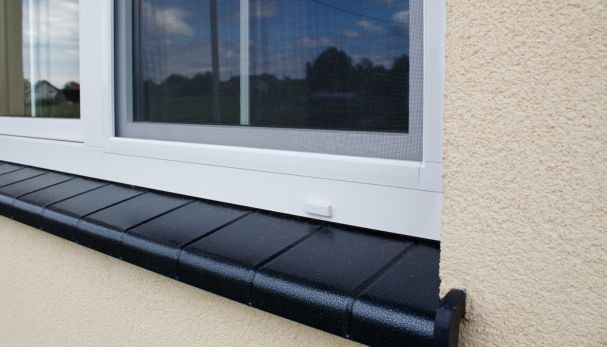 Dichtbijzien van vensterbank en glazen raam buitenkant